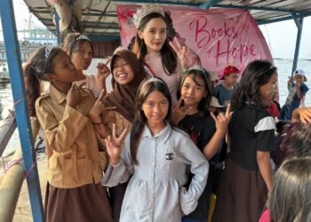 Hari Anak Nasional: Puteri Anak Indonesia Audellya Ambara Harsono Hadiahkan Ratusan Buku Bahasa Inggris untuk Anak Pesisir