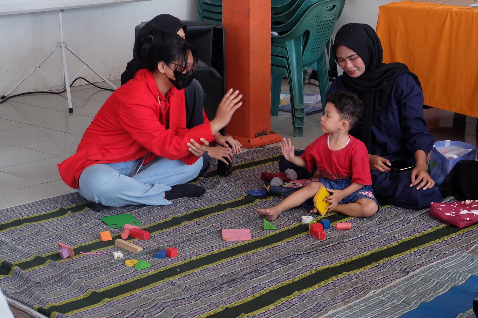 Perkuat Program PMT, Pengabdian Masyarakat Untag Surabaya Gelar Pelatihan Responsive Feeding di Desa Sukorejo 48 Foto 2. Ibu-ibu Posyandu bersama anak mengikuti sesi penguatan materi menggunakan Alat Permainan Edukatif (APE) sebagai media pembelajaran untuk memperkenalkan prinsip responsive feeding dan menciptakan suasana makan yang menyenangkan.