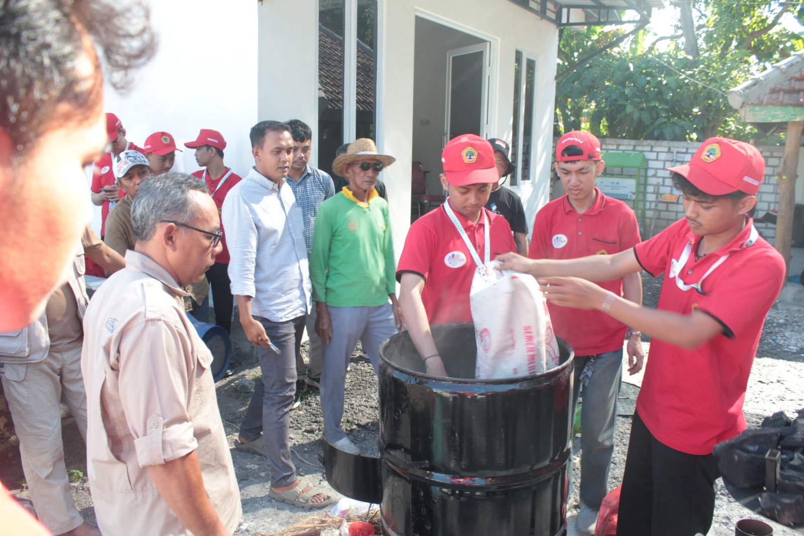 Mahasiswa KKN R2 UNTAG Surabaya Terapkan TTG Incinerator Berfiltrasi di TPS3R Desa Bedanten 49 IMG 5894