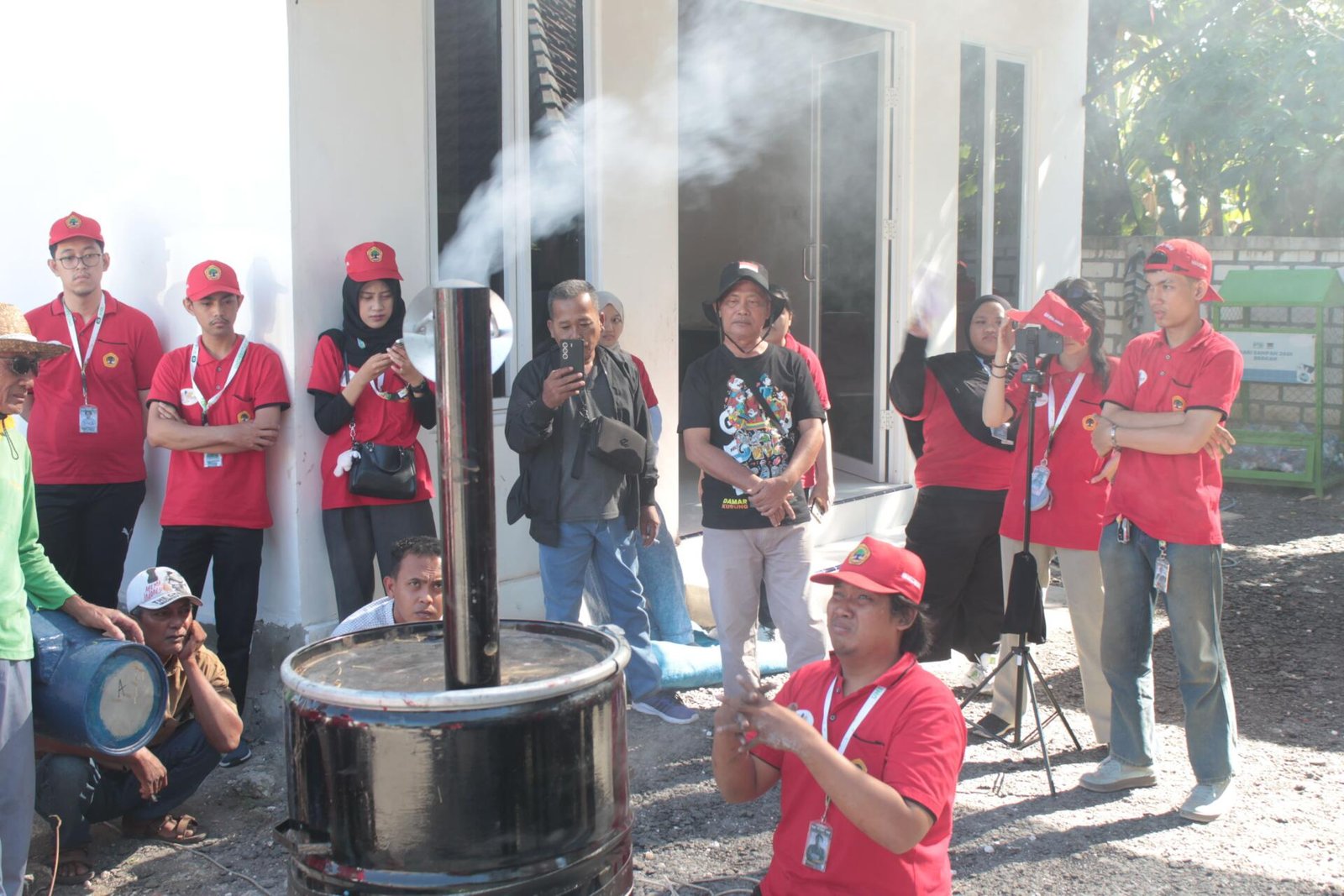 Mahasiswa KKN R2 UNTAG Surabaya Terapkan TTG Incinerator Berfiltrasi di TPS3R Desa Bedanten 50 IMG 5913