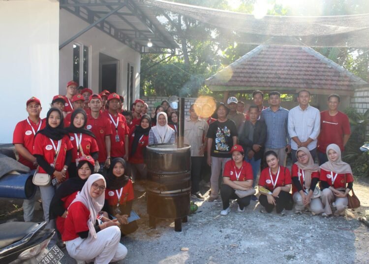 Mahasiswa KKN R2 UNTAG Surabaya Terapkan TTG Incinerator Berfiltrasi di TPS3R Desa Bedanten 48 IMG 5949 1