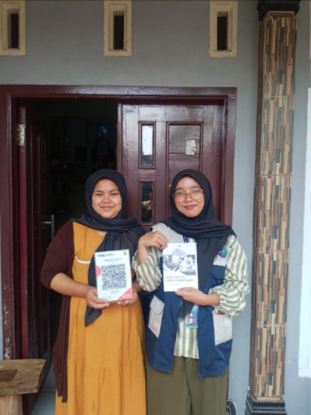 KKN UNSIKA Babakan: Dorong Digitalisasi UMKM melalui Implementasi QRIS dan Google Maps di Desa Babakan 48 Gambar 2. Penyerahan QRIS dan Buku Panduan di UMKM Dusun 1 Desa Babakan Wanayasa