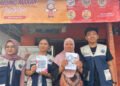 KKN UNSIKA Babakan: Dorong Digitalisasi UMKM melalui Implementasi QRIS dan Google Maps di Desa Babakan 47 Gambar 3. Penyerahan QRIS dan Buku Panduan di UMKM Dusun 2 Desa Babakan Wanayasa
