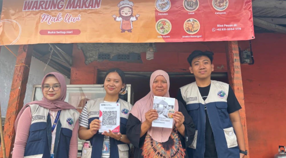 KKN UNSIKA Babakan: Dorong Digitalisasi UMKM melalui Implementasi QRIS dan Google Maps di Desa Babakan 49 Gambar 3. Penyerahan QRIS dan Buku Panduan di UMKM Dusun 2 Desa Babakan Wanayasa