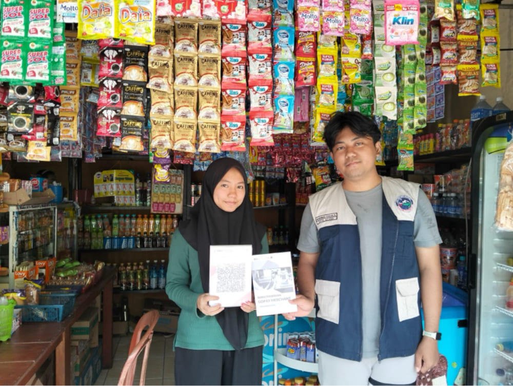 KKN UNSIKA Babakan: Dorong Digitalisasi UMKM melalui Implementasi QRIS dan Google Maps di Desa Babakan 50 Gambar 4. Penyerahan QRIS dan Buku Panduan di UMKM Dusun 2 Desa Babakan Wanayasa