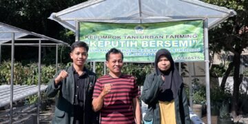 Perkuat Wawasan Urban Farming, Mahasiswa UINSA Kunjungi Kelompok Tani Urban Farming Keputih Bersemi 56 IMG 9043