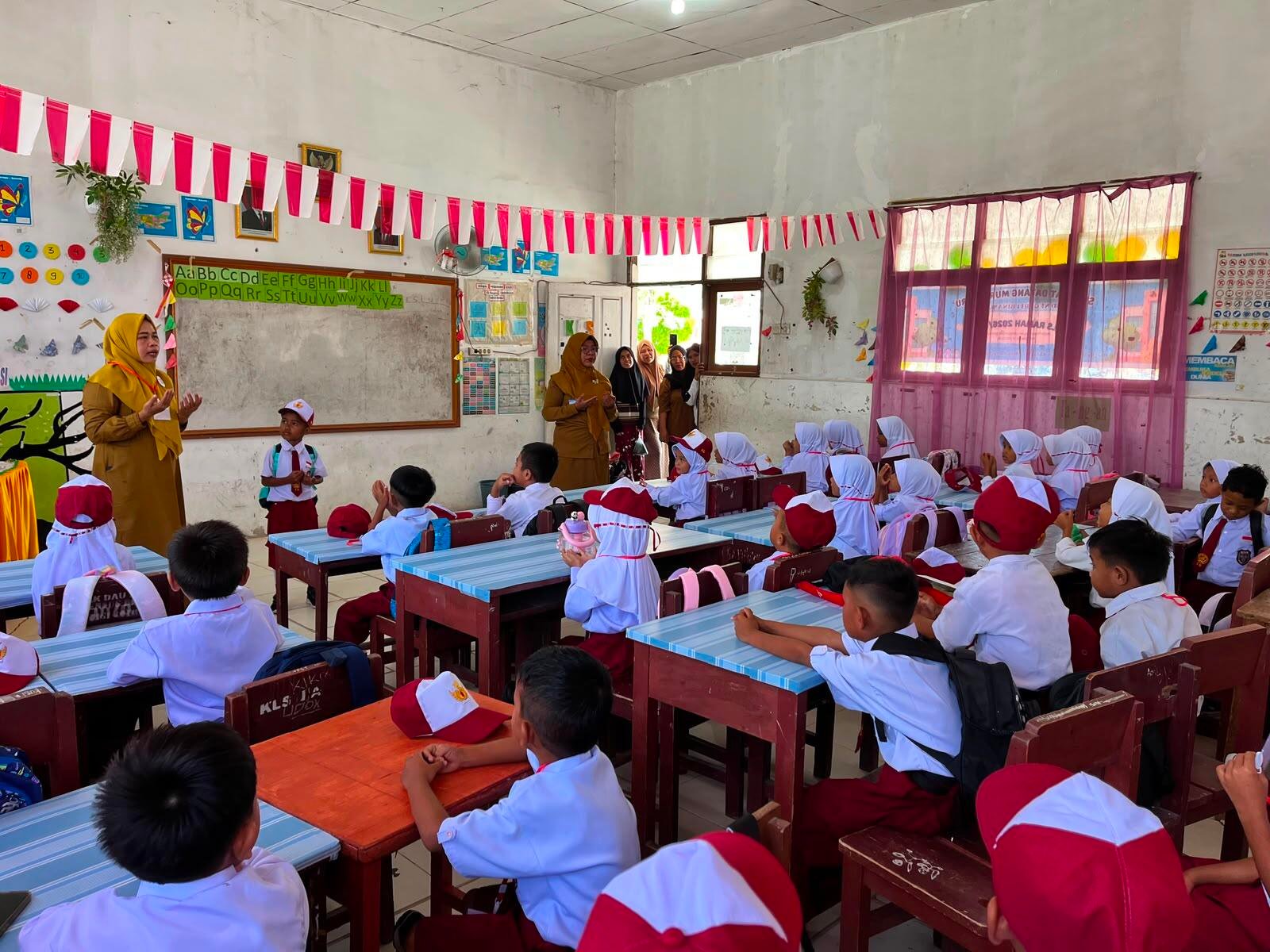 MPLS Ramah Dapat Respons Positif Orang Tua, Bantu Murid Baru Beradaptasi dengan Lingkungan Sekolah 48 MPLS Ramah Dapat Respons Positif Orang Tua, Bantu Murid Baru Beradaptasi dengan Lingkungan Sekolah