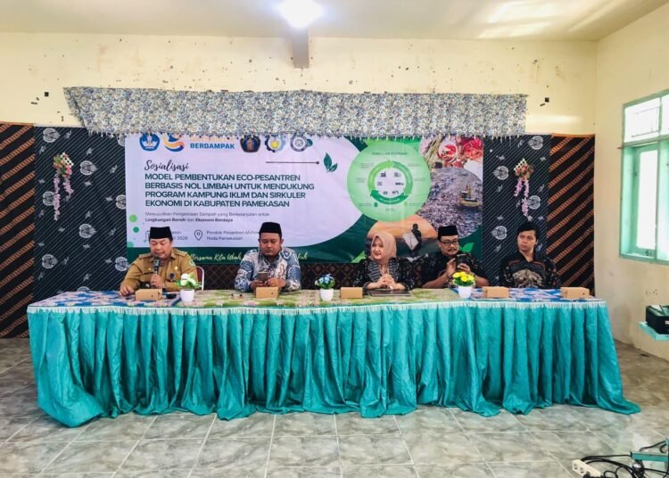 Tiga Kampus Integrasikan Sanitasi, Ketahanan Pangan, dan Penghijauan di Pesantren Matsaratul Huda, Pamekasan 46 Pemaparan materi oleh tim PMKI 1