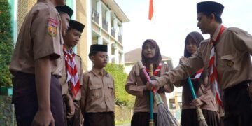 Tempat Sampah Menjadi Media Pendidikan Karakter di SMP AL-Badar Cipulus 56 Pendidikan Karakter di SMP Al Badar Cipulus