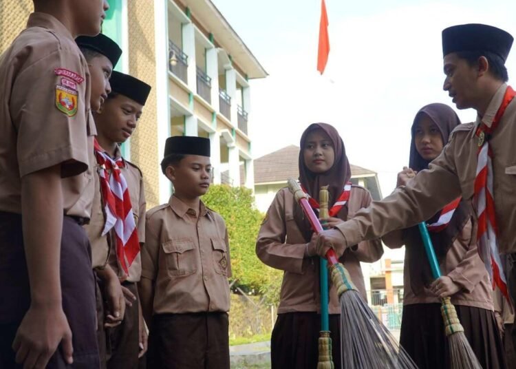 Tempat Sampah Menjadi Media Pendidikan Karakter di SMP AL-Badar Cipulus 46 Pendidikan Karakter di SMP Al Badar Cipulus