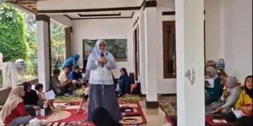 Riset UNJ Perkuat Peran Orang Tua Desa Sukaharja Hadapi Risiko Digital Remaja 60 Penyampaian Materi PUJI H