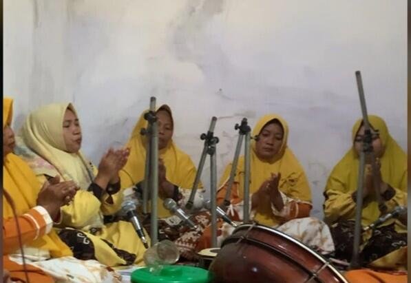 Kolaborasi Mahasiswa KKN UINSA dan Masyarakat dalam Mengenal serta Melestarikan Tradisi Bluk Gebluk di Desa Geneng Waru, Kecamatan Rembang Kabupaten Pasuruan. 46 Picture2 1
