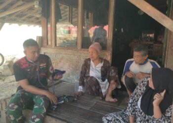 Anggota tim kesehatan Satgas TMMD Ke-129 Kodim 0601/Pandeglang memberikan pemeriksaan kesehatan kepada seorang lansia di Desa Pasirgadung, Kecamatan Patia, Kabupaten Pandeglang.
