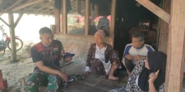 Anggota tim kesehatan Satgas TMMD Ke-129 Kodim 0601/Pandeglang memberikan pemeriksaan kesehatan kepada seorang lansia di Desa Pasirgadung, Kecamatan Patia, Kabupaten Pandeglang.