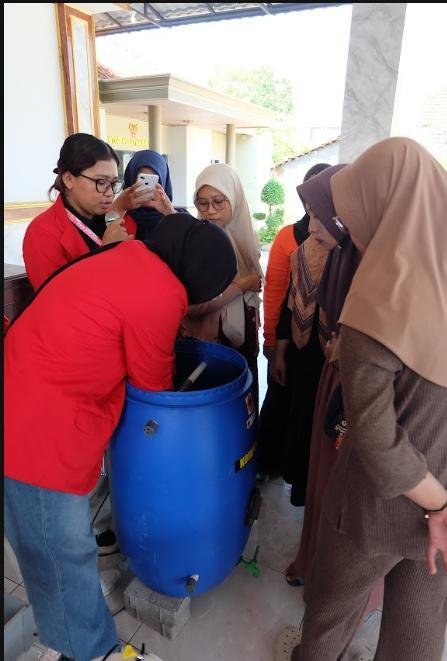 Drum Bekas, Solusi Cerdas: Mahasiswa KKN Untag Surabaya Ajak Ibu-Ibu PKK Desa Lasem Sulap Sampah Organik Jadi Pupuk Bernilai 52 Screenshot 2026 07 12 073900