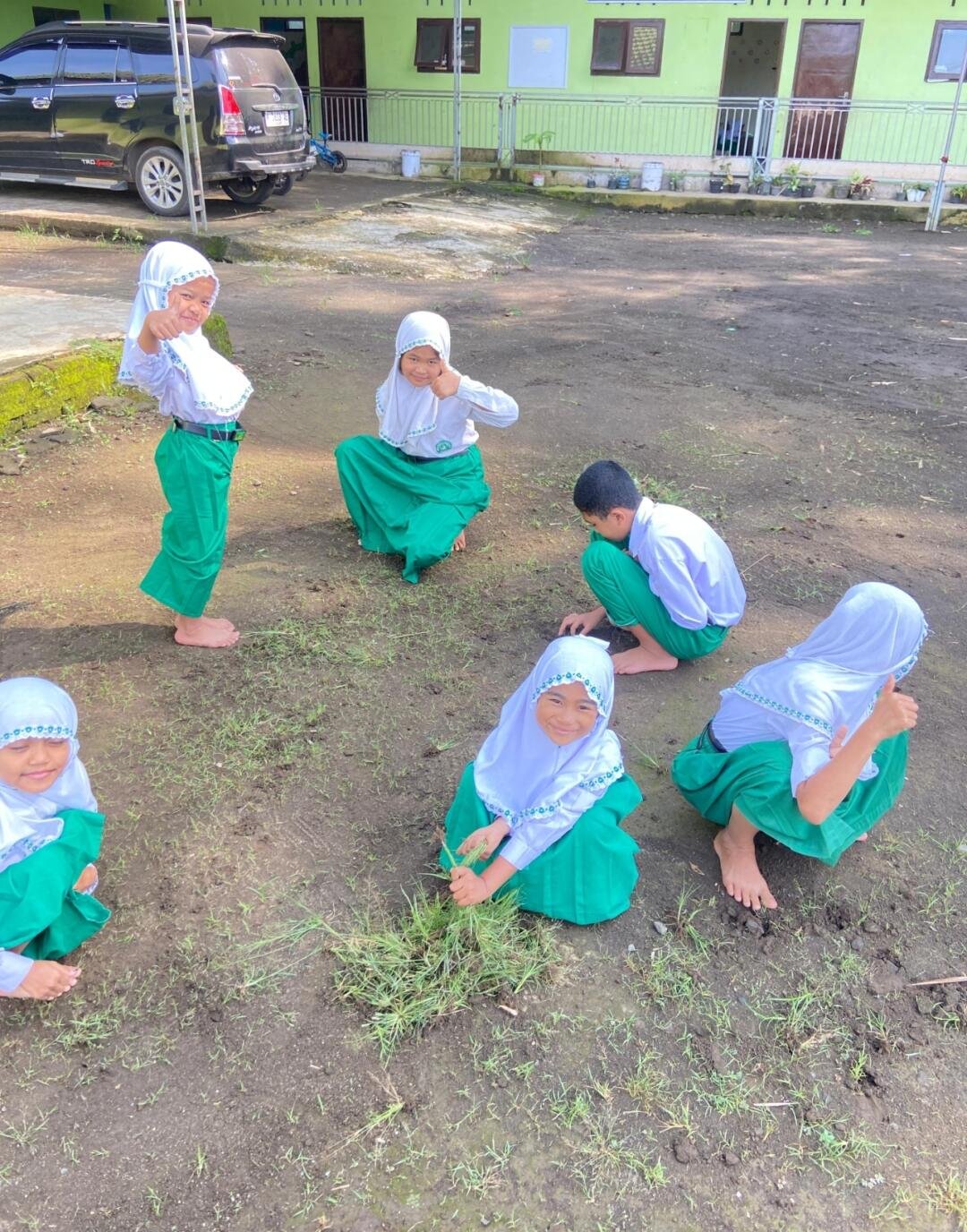 Membangun Kesadaran Warga Sekolah melalui Gerakan Kebersihan Lingkungan di MI Tarbiyatul Qur'an Darul Muttaqin bersama Mahasiswa PBA 25 49 Screenshot 2026 07 01 18 17 50 460 com.whatsapp edit
