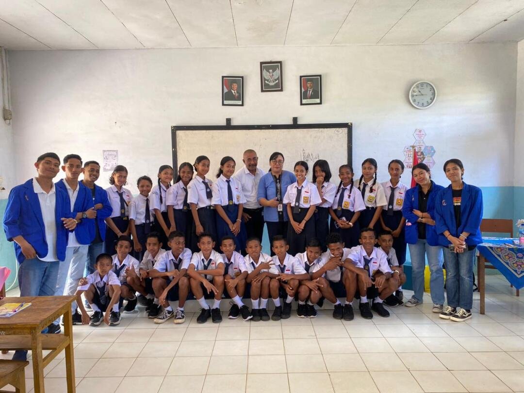 Tim Peneliti dari Politeknik Negeri Ambon bersama Siswa Kelas VIII
