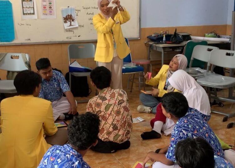 Zona Laku: Saat Senyum Murid Menjadi Awal Pemahaman Matematika 46 Gambar 1. Pengenalan Bangun Datar Olem Tim ASMARA