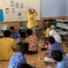 Zona Laku: Saat Senyum Murid Menjadi Awal Pemahaman Matematika 63 Gambar 1. Pengenalan Bangun Datar Olem Tim ASMARA