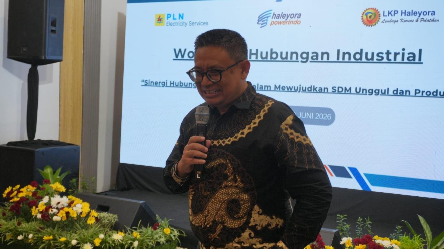 Pemberian Materi Wokshop Hubungan Industrial