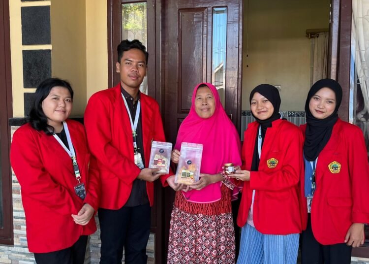 Dari Tambak ke Nilai Tambah: Mahasiswa Untag Surabaya Dampingi Pemilik Tambak Kembangkan Olahan Bandeng 47 WhatsApp Image 2026 07 11 at 00.35.40