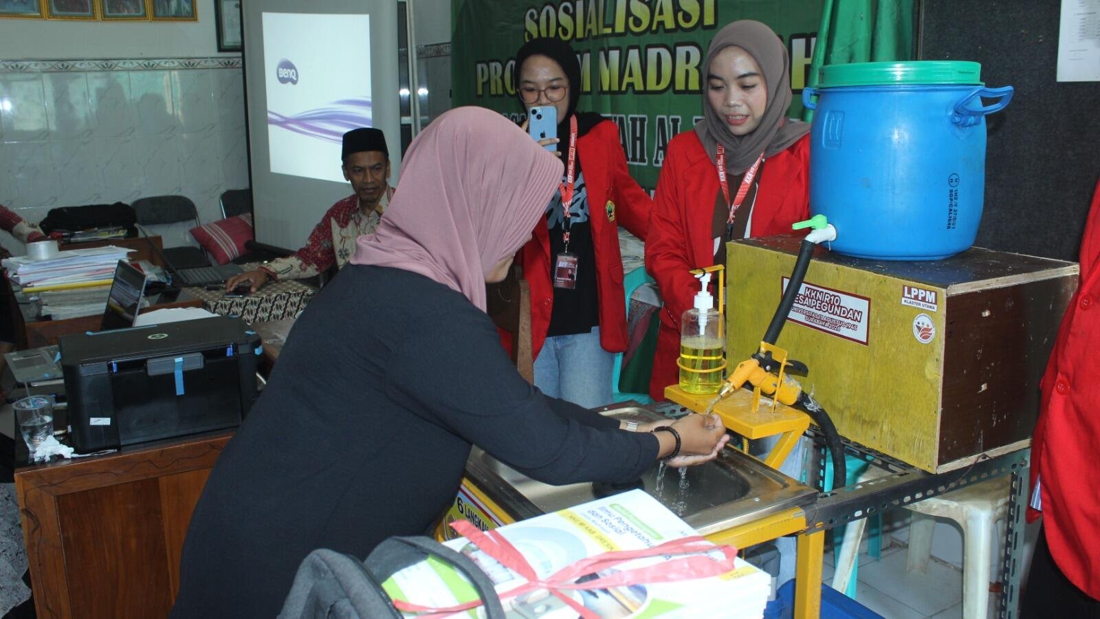 Dorong Kebiasaan Cuci Tangan, Mahasiswa UNTAG Surabaya Hadirkan Wastafel Injak di Desa Pegundan 49 Sosialisasi dan Demonstrasi Cuci Tangan