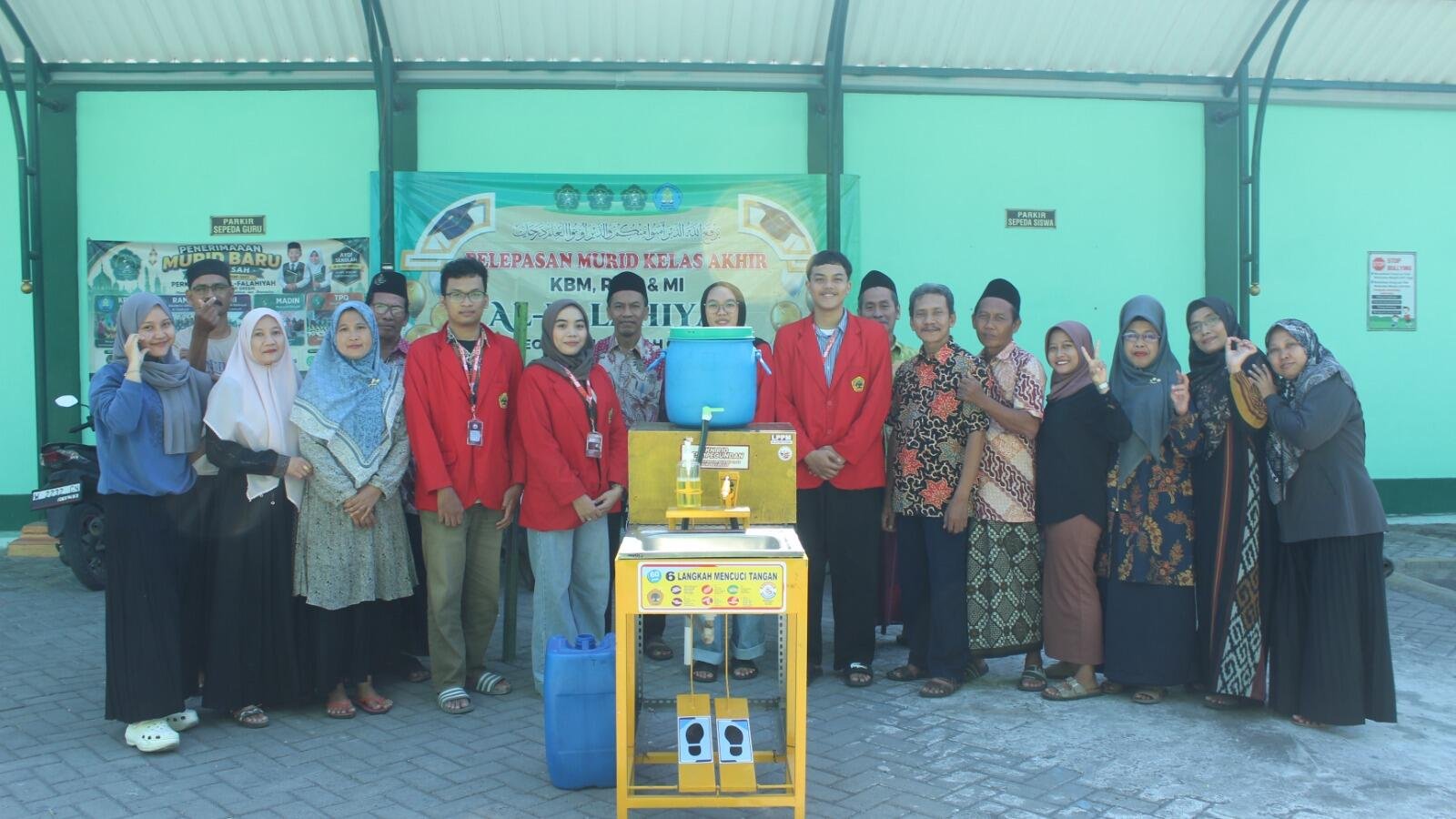 Dorong Kebiasaan Cuci Tangan, Mahasiswa UNTAG Surabaya Hadirkan Wastafel Injak di Desa Pegundan 50 Foto Bersama