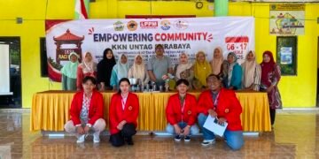 Berbekal Metode Kejut Suhu, Mahasiswa KKN UNTAG Surabaya Ajak Warga Belah Botol Kaca dengan Aman 56 WhatsApp Image 2026 07 13 at 20.17.30