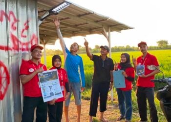 Inovasi Sistem Penerangan Tenaga Surya sebagai Upaya Peningkatan Keamanan Area Penyimpanan Pupuk oleh Mahasiswa KKN Untag Surabaya 46 WhatsApp Image 2026 07 13 at 21.43.05