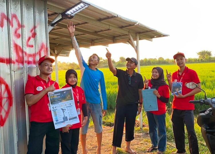 Inovasi Sistem Penerangan Tenaga Surya sebagai Upaya Peningkatan Keamanan Area Penyimpanan Pupuk oleh Mahasiswa KKN Untag Surabaya 46 WhatsApp Image 2026 07 13 at 21.43.05