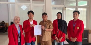 Tim KKNR 17 Untag Surabaya Pasang CCTV Berbasis PLTS untuk Perkuat Keamanan Desa Asempapak 56 WhatsApp Image 2026 07 14 at 09.24.52 1