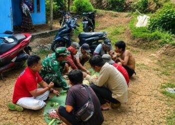 Tak Ada Sekat di Lokasi TMMD ke-129 Kodim 0601/Pandeglang, Kebersamaan Terjalin dalam Satu Hamparan Daun Pisang 54 Anggota Satgas TMMD Ke-129 Kodim 0601/Pandeglang makan bersama warga sebagai wujud kemanunggalan TNI dengan rakyat di Kecamatan Patia.