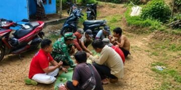 Anggota Satgas TMMD Ke-129 Kodim 0601/Pandeglang makan bersama warga sebagai wujud kemanunggalan TNI dengan rakyat di Kecamatan Patia.