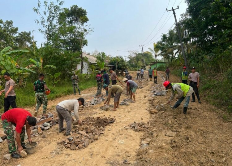 TMMD ke-129 Kodim 0601/Pandeglang Hari ke-5: Di Balik Teriknya Matahari, TNI dan Warga Bahu Membahu Demi Desa 46 Personel Satgas TMMD ke-129 Kodim 0601/Pandeglang bersama warga bergotong royong menyusun batu untuk pembangunan jalan desa pada hari ke-5 TMMD di bawah teriknya matahari.