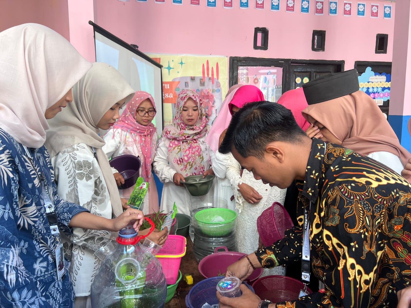 Ubah Limbah Jadi Berkah, KKN 221 UINSA Gelar Workshop Hidro-Akuaponik di 3 Dusun Sumber Malang 48 Praktik pembuatan Akuaponik bersama wali murid