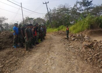 Personel Satgas TMMD ke-129 Kodim 0601/Pandeglang mengikuti apel pagi yang dipimpin Kapten Inf. Masalirohman di lokasi pembangunan Desa Pasirgadung, Kecamatan Patia, Kabupaten Pandeglang, Senin (20/7/2026), sebelum memulai pekerjaan fisik.