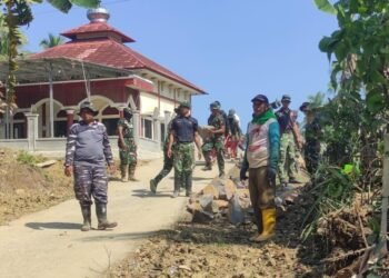 Personel Satgas TMMD ke-129 Kodim 0601/Pandeglang bersama masyarakat bersiap melaksanakan kegiatan pembangunan fisik di Desa Pasirgadung, Kecamatan Patia, Kabupaten Pandeglang.
