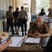 Polisi Sampang Tahan Tersangka Penganiayaan Warga di Desa Banyukapah 56 Ilustrasi proses penyidikan kasus dugaan penganiayaan di kantor kepolisian dengan korban memberikan keterangan dan terduga pelaku berada dalam pengawasan polisi.