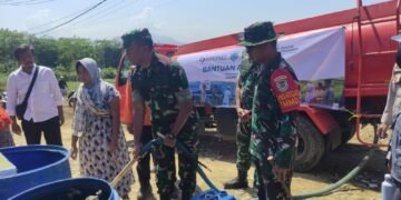 Danrem 064/Maulana Yusuf Tinjau TMMD ke-129 di Patia, Dan Salurkan Bantuan Air Bersih Bersama Sibernet Foundation 28 Danrem 064/Maulana Yusuf Brigjen TNI Daru Cahyadi Soeprapto bersama Dandim 0601/Pandeglang menyalurkan bantuan air bersih kepada warga terdampak kekeringan pada kegiatan TMMD ke-129 Kodim 0601/Pandeglang di Kecamatan Patia, Kabupaten Pandeglang.