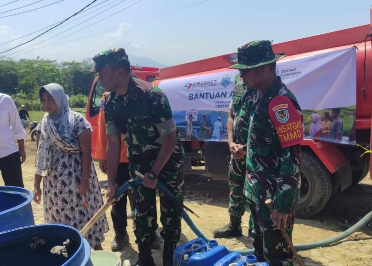Danrem 064/Maulana Yusuf Tinjau TMMD ke-129 di Patia, Dan Salurkan Bantuan Air Bersih Bersama Sibernet Foundation 46 Danrem 064/Maulana Yusuf Brigjen TNI Daru Cahyadi Soeprapto bersama Dandim 0601/Pandeglang menyalurkan bantuan air bersih kepada warga terdampak kekeringan pada kegiatan TMMD ke-129 Kodim 0601/Pandeglang di Kecamatan Patia, Kabupaten Pandeglang.