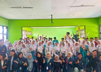 Mahasiswa KKN Kolaboratif Desa Buluharjo Tahun 2026 berfoto bersama siswa SMAN 1 Plaosan usai pelaksanaan program KLIK UTM (Kenali Lingkungan dan Informasi Kampus) yang bertujuan memperkenalkan Universitas Trunojoyo Madura serta memotivasi siswa untuk melanjutkan pendidikan ke perguruan tinggi.