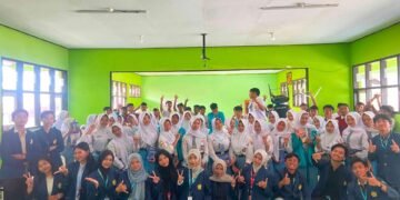 Mahasiswa KKN Kolaboratif Desa Buluharjo Tahun 2026 berfoto bersama siswa SMAN 1 Plaosan usai pelaksanaan program KLIK UTM (Kenali Lingkungan dan Informasi Kampus) yang bertujuan memperkenalkan Universitas Trunojoyo Madura serta memotivasi siswa untuk melanjutkan pendidikan ke perguruan tinggi.