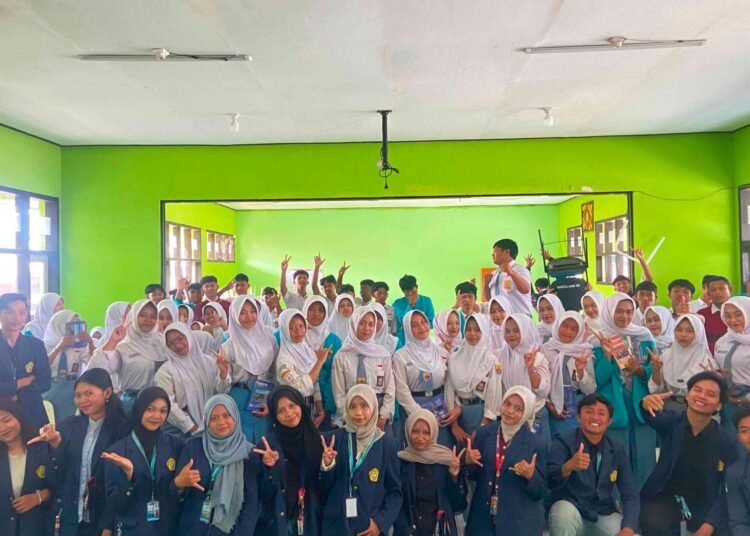 Mahasiswa KKN Kolaboratif Desa Buluharjo Tahun 2026 berfoto bersama siswa SMAN 1 Plaosan usai pelaksanaan program KLIK UTM (Kenali Lingkungan dan Informasi Kampus) yang bertujuan memperkenalkan Universitas Trunojoyo Madura serta memotivasi siswa untuk melanjutkan pendidikan ke perguruan tinggi.