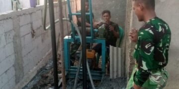 TMMD 129 Kodim 0601/Pandeglang Mulai Bangun Sumur Bor di Masjid Kampung Pangburangan, Hadirkan Harapan Air Bersih untuk Warga 28 Personel Satgas TMMD ke-129 Kodim 0601/Pandeglang mengoperasikan mesin pengeboran saat pembangunan sumur bor di Masjid Kampung Pangburangan, Desa Pasirgadung, Kecamatan Patia, sebagai upaya penyediaan air bersih bagi masyarakat.