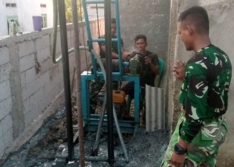 TMMD 129 Kodim 0601/Pandeglang Mulai Bangun Sumur Bor di Masjid Kampung Pangburangan, Hadirkan Harapan Air Bersih untuk Warga 46 Personel Satgas TMMD ke-129 Kodim 0601/Pandeglang mengoperasikan mesin pengeboran saat pembangunan sumur bor di Masjid Kampung Pangburangan, Desa Pasirgadung, Kecamatan Patia, sebagai upaya penyediaan air bersih bagi masyarakat.