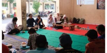 UPN “Veteran” Jawa Timur, LMI, dan KUBE Mandiri Bersatu Perkuat Daya Saing UMKM Ikan Asap Pasuruan 62 Tim Pengabdian kepada Masyarakat UPN Veteran Jatim bersama LMI dan KUBE Mandiri Bersatu melakukan Focus Group Discussion (FGD) untuk mengidentifikasi kondisi dan kebutuhan pengembangan usaha mitra.