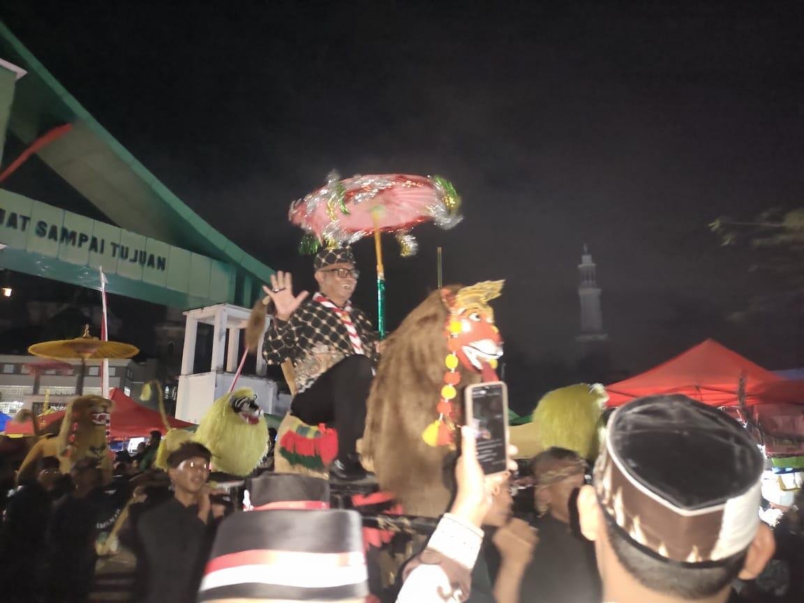 Pramuka Kabupaten Tasikmalaya Tunjukkan Soliditas Dukung Hari Jadi ke-394, Ikut Sukseskan Parade Festival Batik Sukapura 49 WhatsApp Image 2026 07 25 at 08.24.44