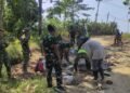 Personel Satgas TMMD Ke-129 Kodim 0601/Pandeglang bersama warga bergotong royong menyusun batu untuk pengerasan badan jalan penghubung Kampung Pangburangan, Desa Pasirgadung dengan Kampung Ciririgi, Desa Simpangtiga, Kecamatan Patia, Kabupaten Pandeglang.