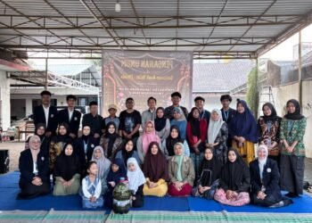 Mahasiswa BBM Universitas Negeri Malang dan peserta berfoto bersama setelah kegiatan sosialisasi dan pelatihan pembuatan Eco Enzyme di RW 04 Dusun Krajan Barat pada 1 Juli 2026.