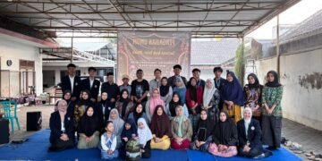 Mahasiswa BBM Universitas Negeri Malang dan peserta berfoto bersama setelah kegiatan sosialisasi dan pelatihan pembuatan Eco Enzyme di RW 04 Dusun Krajan Barat pada 1 Juli 2026.